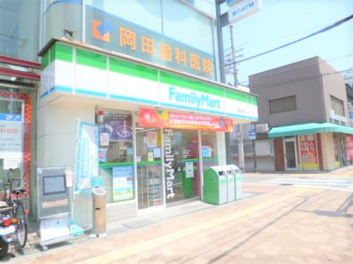 コンビニ　ファミリーマート（コンビニ）まで261m