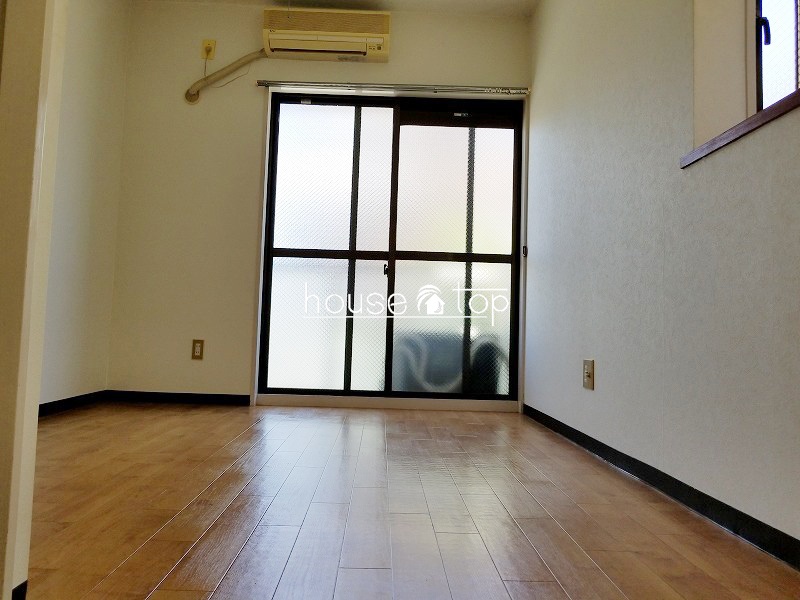 居室・リビング　窓のたくさんあるお部屋ですよ♪