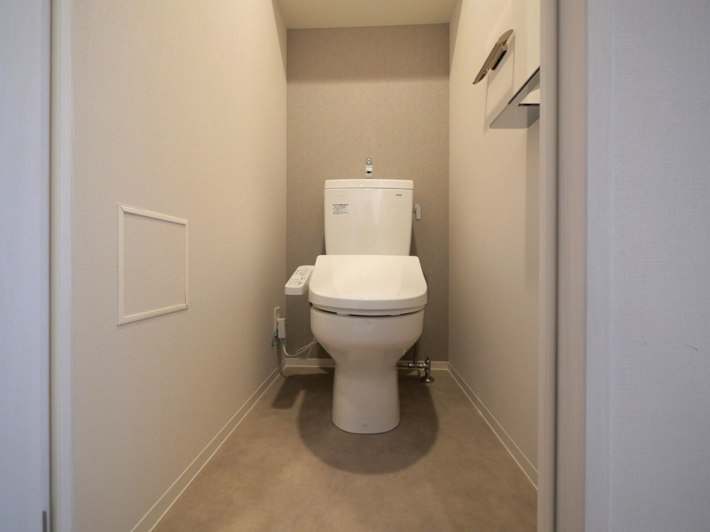 トイレ　落ち着いた色調のトイレです