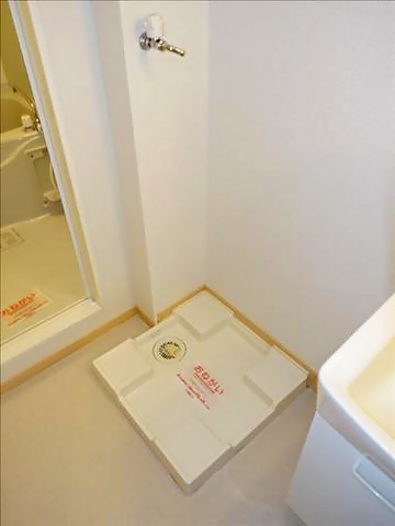 その他　洗濯機置き場は室内にありますよ。