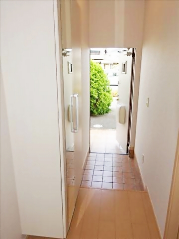 玄関　洋間から見た玄関です。
