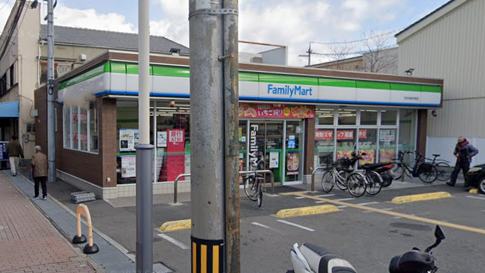 コンビニ　ファミリーマート 茨木中総持寺町店（コンビニ）まで466m