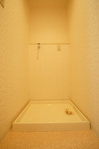 その他設備　防水パン付きの洗濯機置場です。