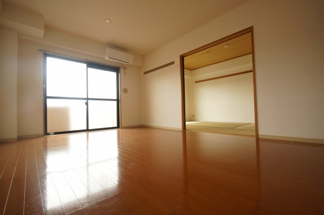 居室・リビング　落ち着いた色合いの床材を使用した居住空間です。