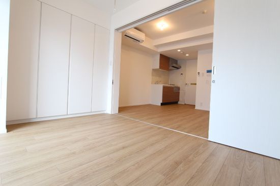 居室・リビング　全居室フローリング、エアコン、ダウンライト