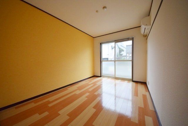 居室・リビング　別号室参考写真です