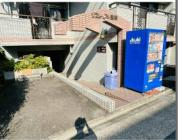 駐車場　駐車場は屋外と地下にあります。