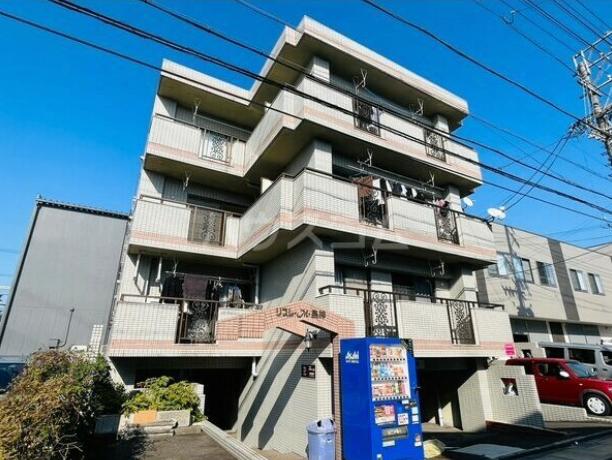 エントランス　エントランスは入り口から階下に下がります。