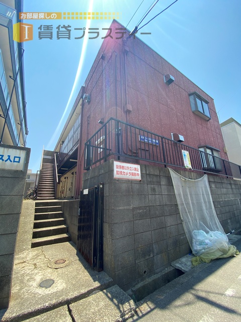 建物外観　赤色が特徴的な目立ちやすい建物はここ。。