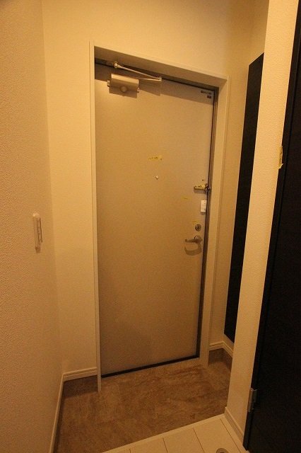 玄関　同物件の他部屋の写真