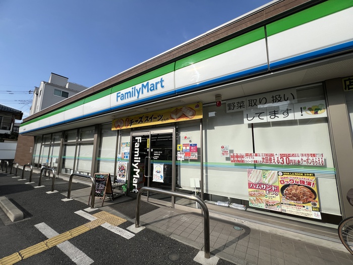 コンビニ　ファミリーマート（コンビニ）まで330m