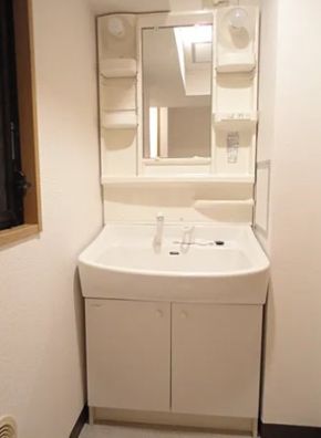 洗面設備　明るい洗面所です