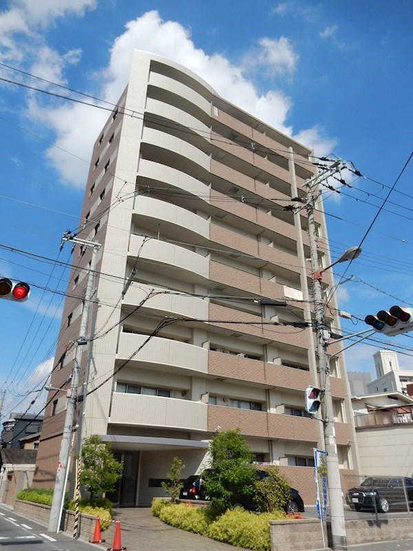 建物外観　角地に建つマンション