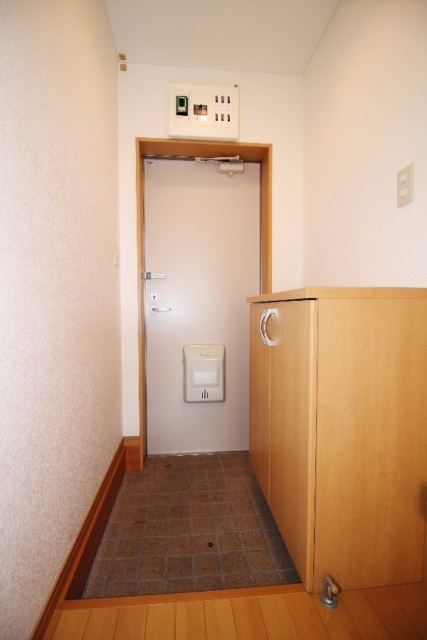 玄関　室内からみた玄関