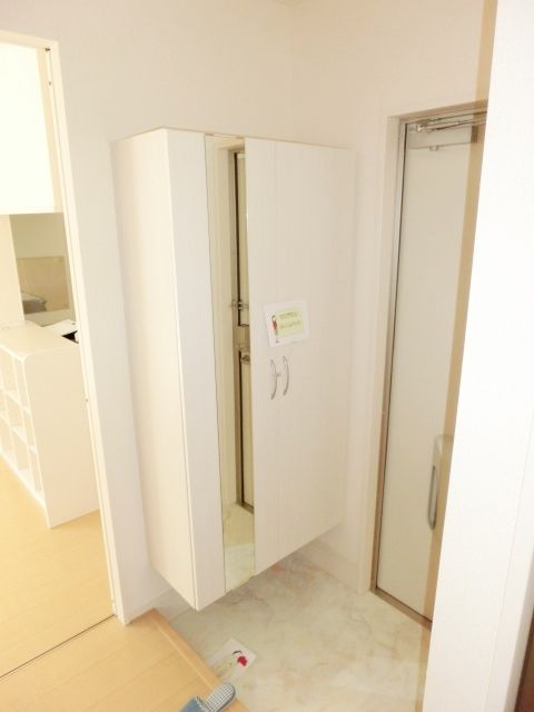 玄関　玄関にはトールタイプのシューズボックス。