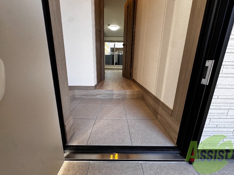 玄関　こちらは玄関になります。扉を開けるととても明るいですね。