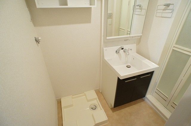 洗面設備　独立洗面台、小物を置くことができて便利です