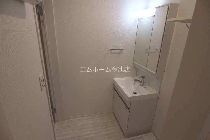 洗面設備　脱衣所　独立洗面台（シャンプードレッサー付）