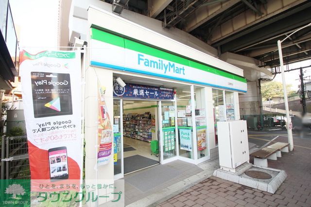 コンビニ　ファミリーマート江田駅前店（コンビニ）まで160m