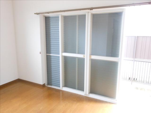 その他　全部屋シャッター付です