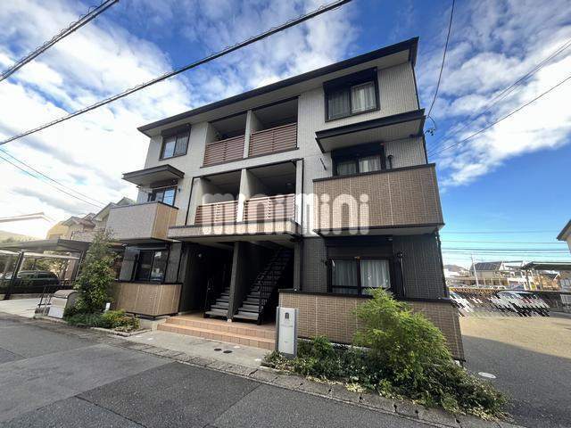 建物外観　大和ハウスの３階建てです
