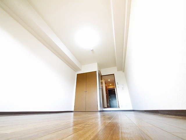 その他部屋・スペース　落ち着いた色調の寝室です