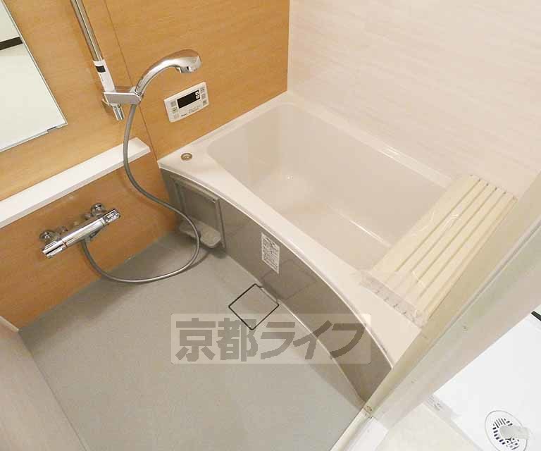 バス・シャワールーム　清潔感のあるバスルーム。