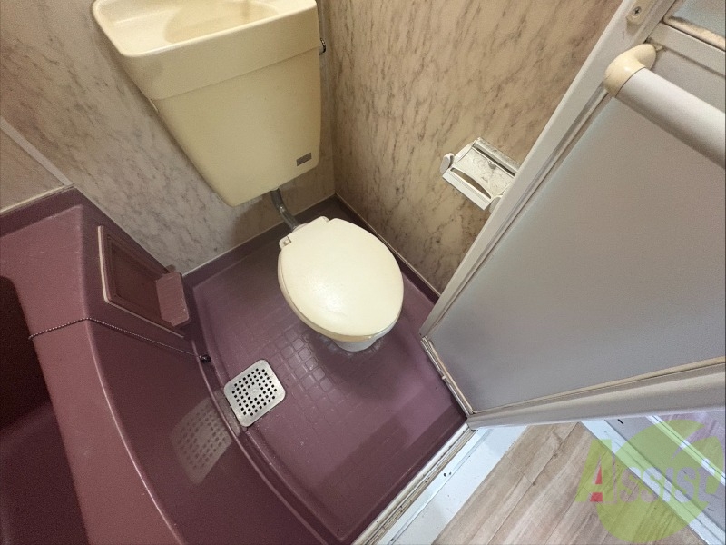 トイレ　トイレです。ユニットバスになってますのでコンパクト。