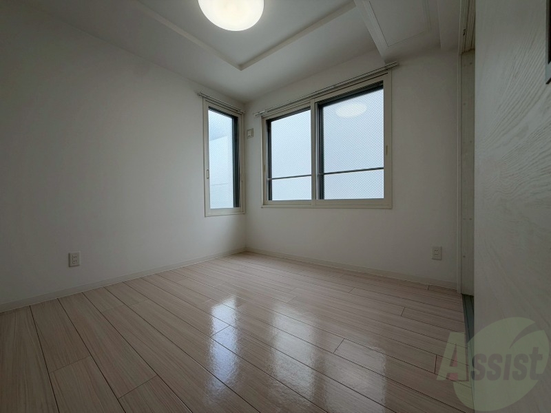 その他部屋・スペース　寝室はこちらです。光が差し込む、温かみのあるお部屋です。