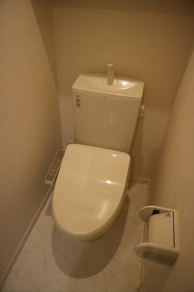 京王線 西調布駅 徒歩5分 2階建 築10年のトイレ写真