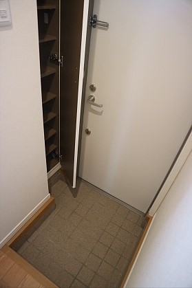 京王線 西調布駅 徒歩5分 2階建 築10年の玄関写真