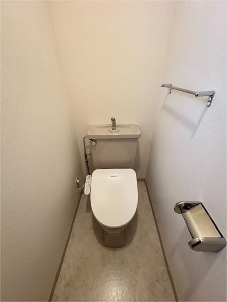 小田急線 経堂駅 徒歩13分 3階建 築33年のトイレ写真