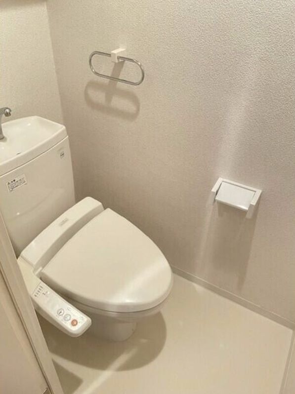都営大江戸線 赤羽橋駅 徒歩4分 12階建 築21年のトイレ写真