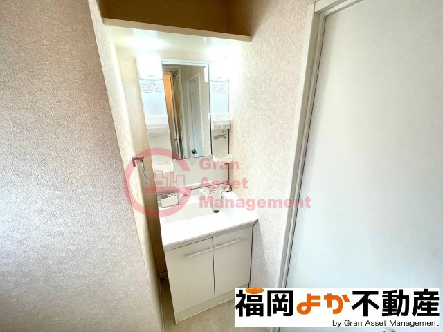 洗面設備　独立洗面台あり、毎朝おしゃれに忙しい女性の方におすすめです