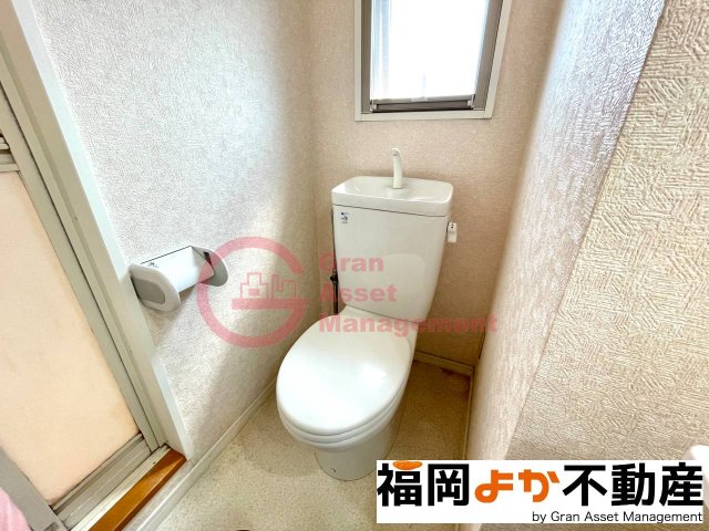 トイレ　落ち着いた色調のトイレです