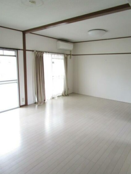 日進住宅 2号棟の居間写真
