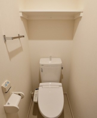 トイレ　落ち着いた色調のトイレです