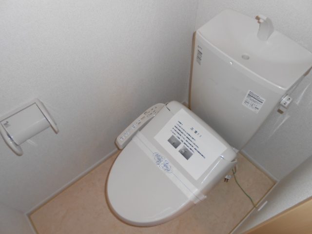 トイレ　温水洗浄便座完備・小物収納棚有り