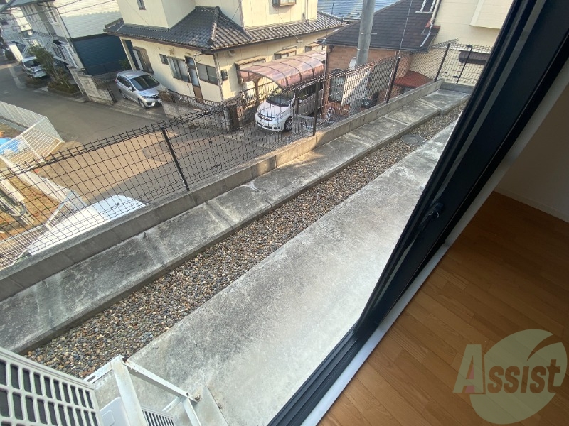 バルコニー　大通りに面していないので、車の騒音も心配ないですね。