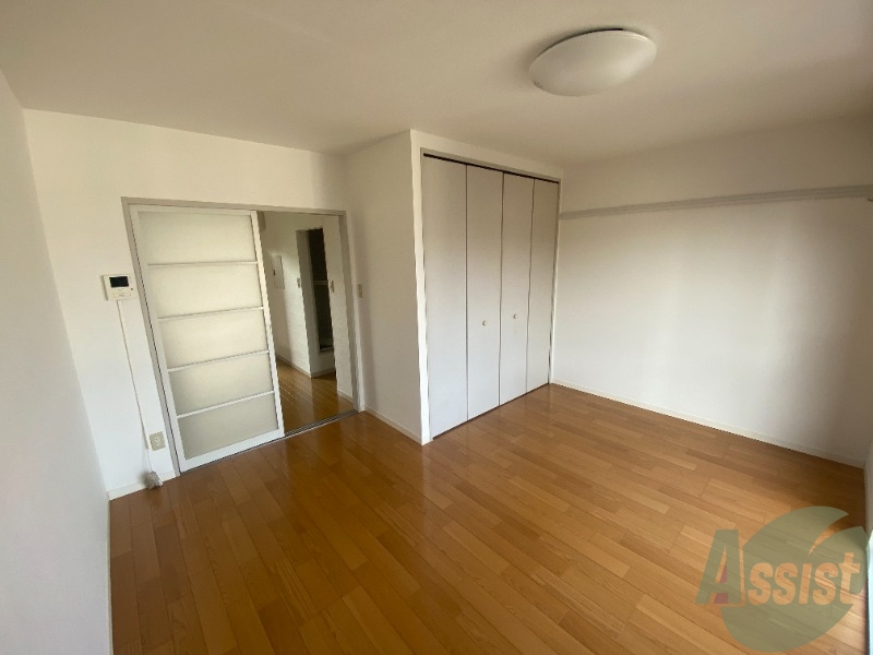 居室・リビング　白基調のお部屋は、部屋が明るく広く感じますね。