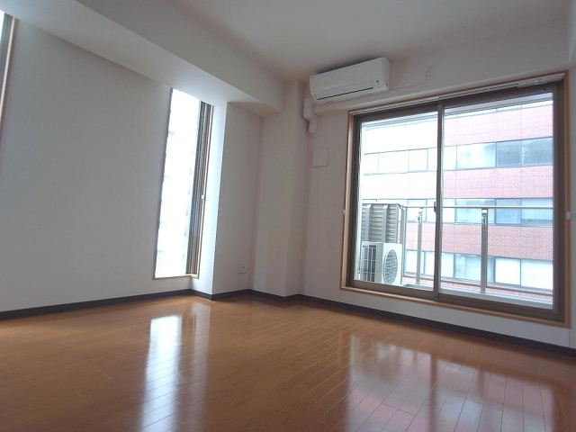 居室・リビング　窓が多く明るいお部屋です