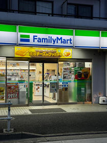 コンビニ　ファミリーマート新宿上落合店（コンビニ）まで370m