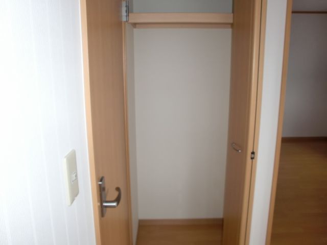 収納　掃除用具などちょっとした物を収納するのに便利。