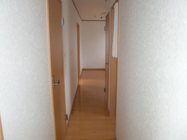 その他　キッチンまで繋がるキレイな廊下。