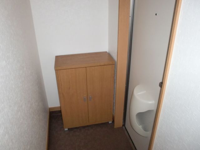 玄関　下駄箱付きの少し大きめな玄関。