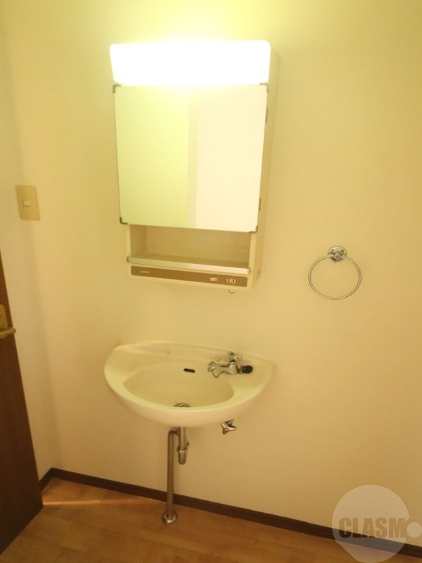 洗面設備　鏡付きの洗面台