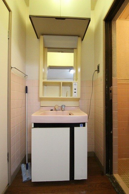 洗面設備　写真は別号室のものです。