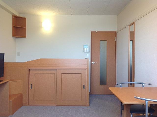 その他部屋・スペース　2階カーペット、クローゼット、モニター付きインターホンあり