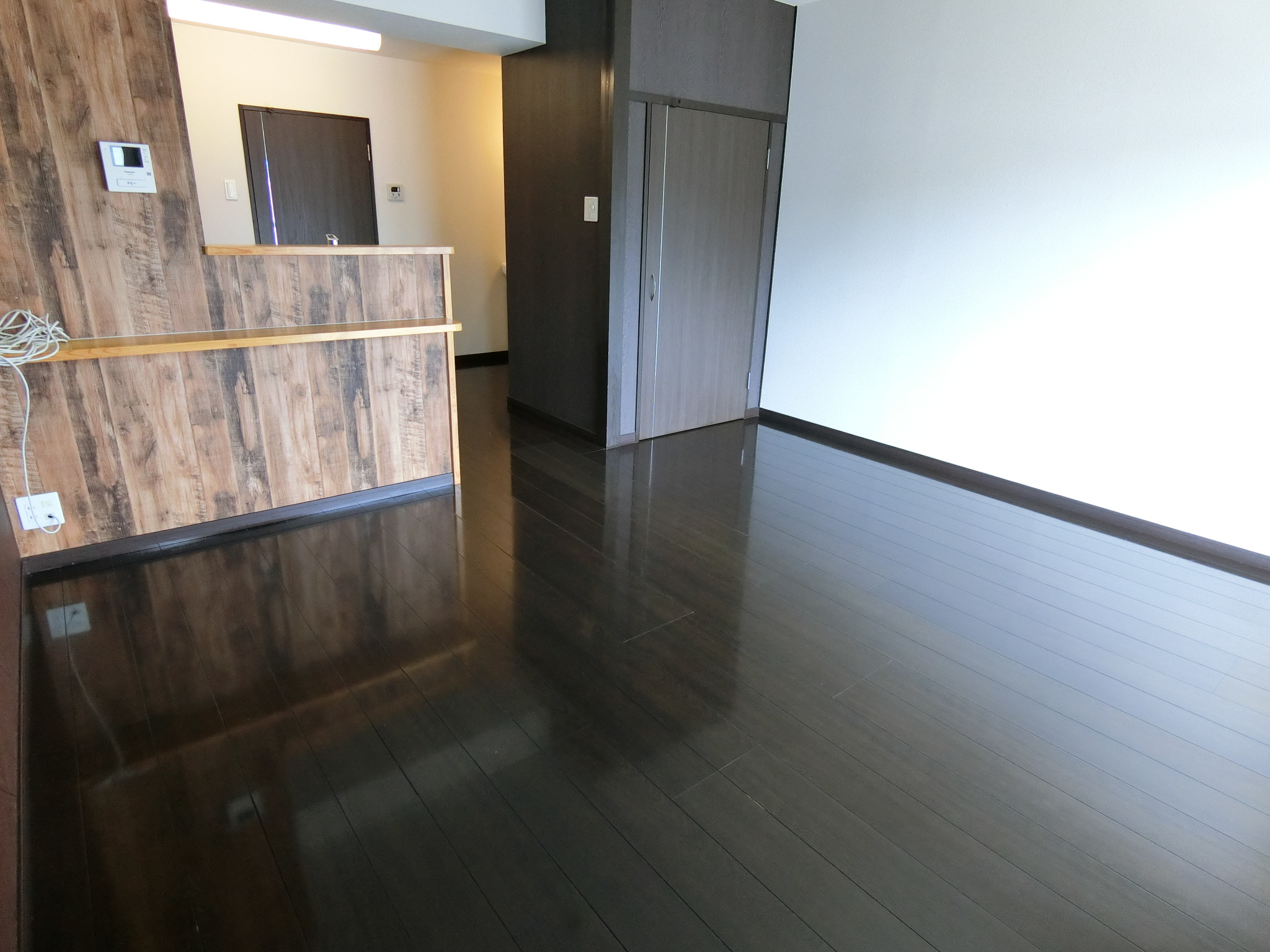 居室・リビング　黒を基調にした色合い◎