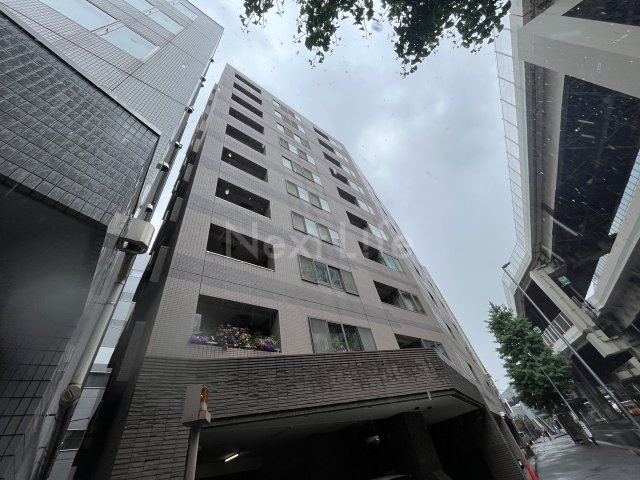 横浜市神奈川区栄町のマンションの建物外観